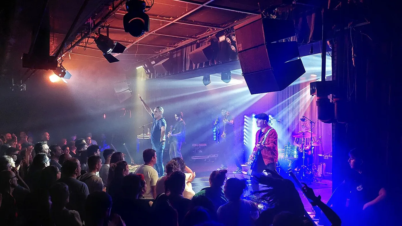 La sala principal de Sala Apolo, en Barcelona, llena durante un concierto