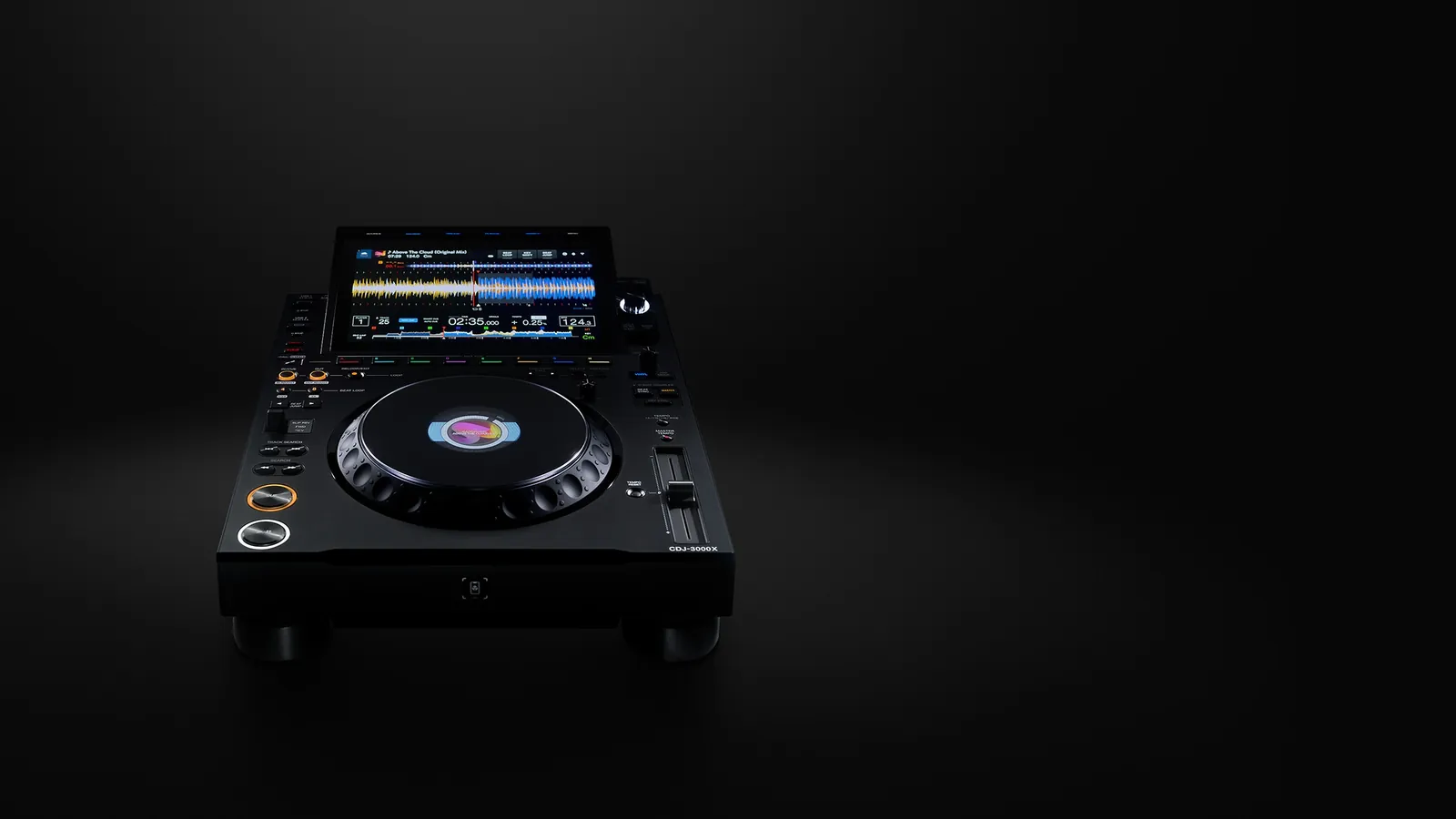 Un CDJ-3000X en una cabina a oscuras, con la pantalla encendida