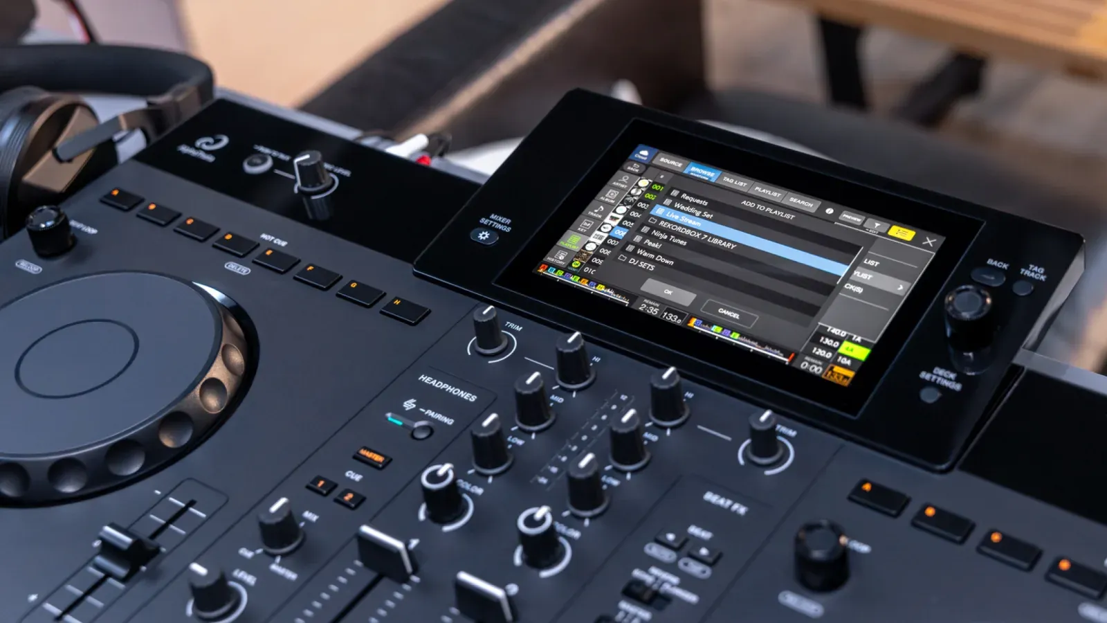 AlphaTheta XDJ-AN sobre una mesa, con la pantalla táctil de 7 pulgadas encendida