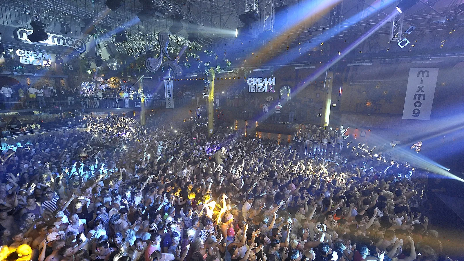 La pista de Amnesia Ibiza a rebosar durante una noche de Cream